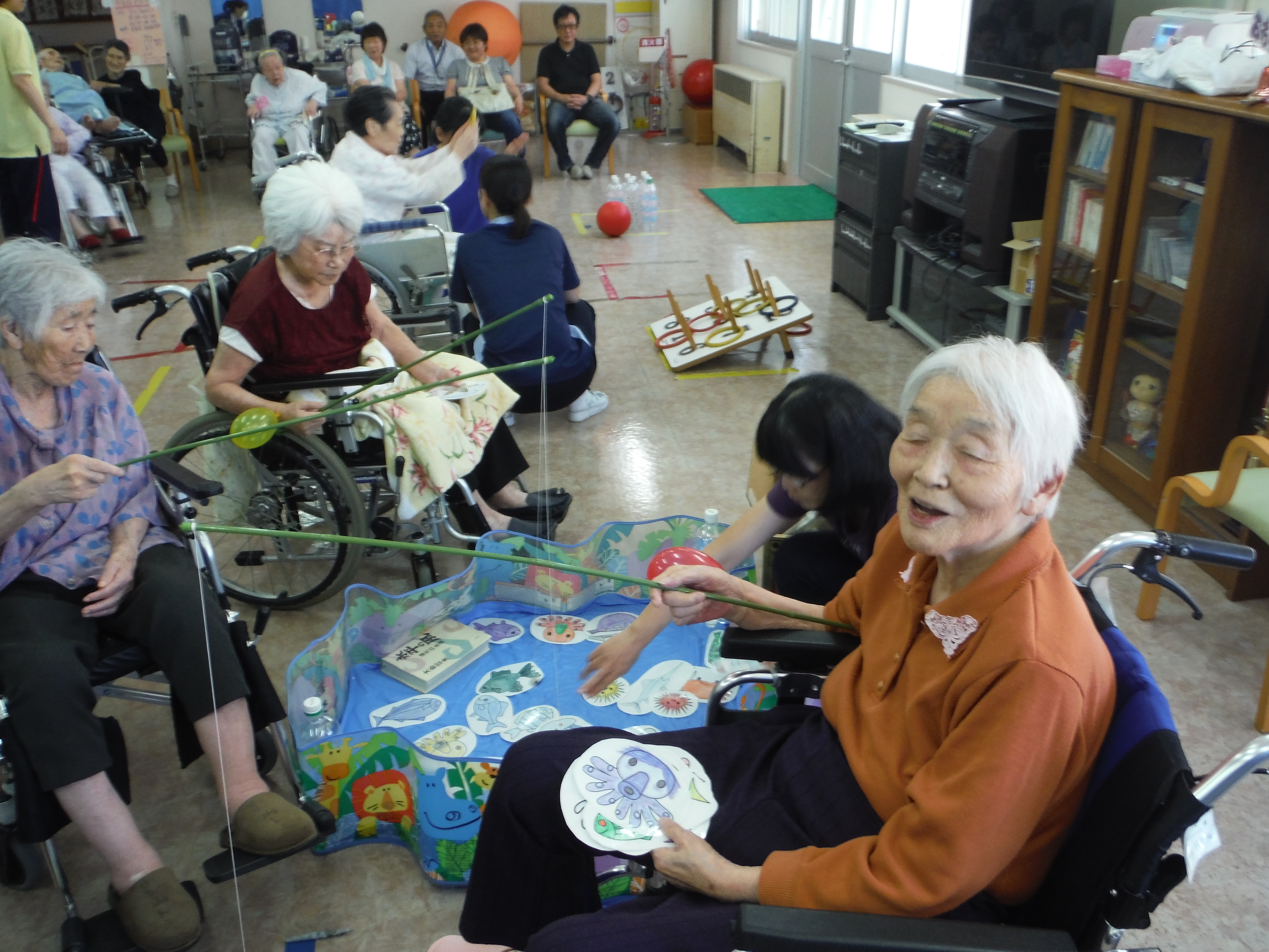 納涼大会の一コマ。うまく釣れるかな？