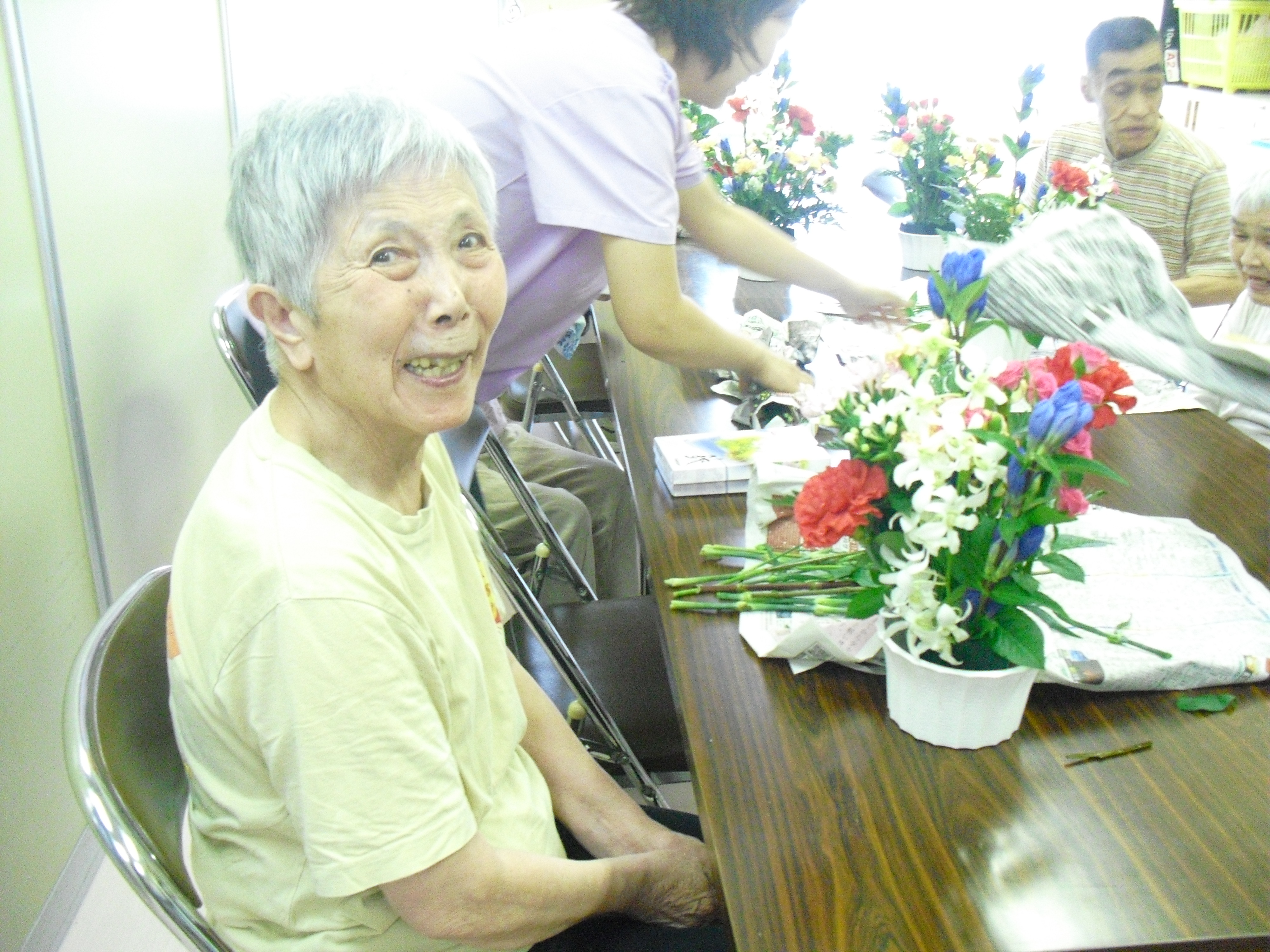 月に一度、お花の先生を呼んで活花をしています。